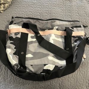 Andi small camo bag